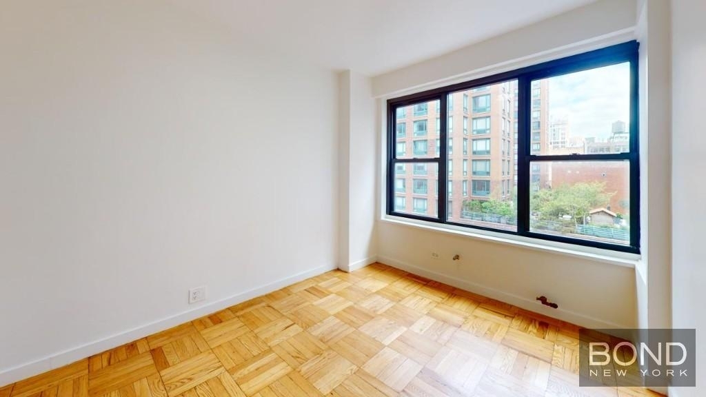 Fourth Avenue - Photo 8