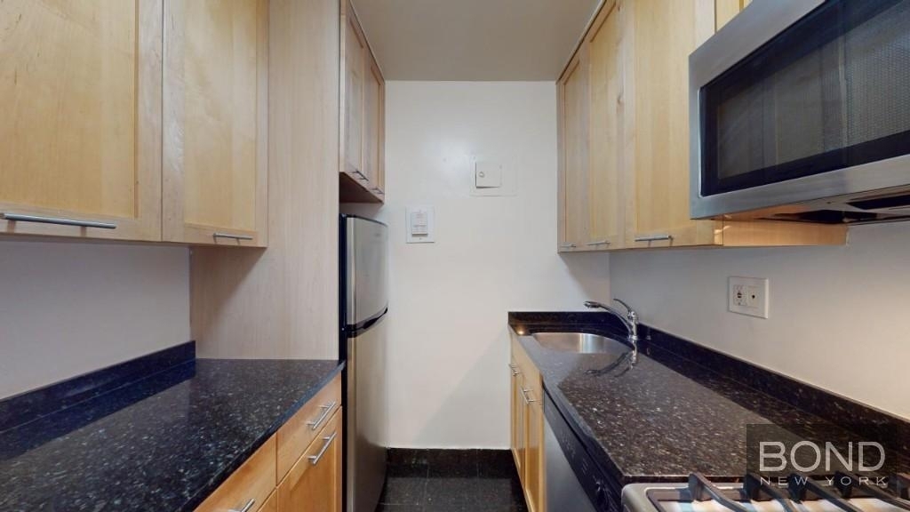 Fourth Avenue - Photo 2