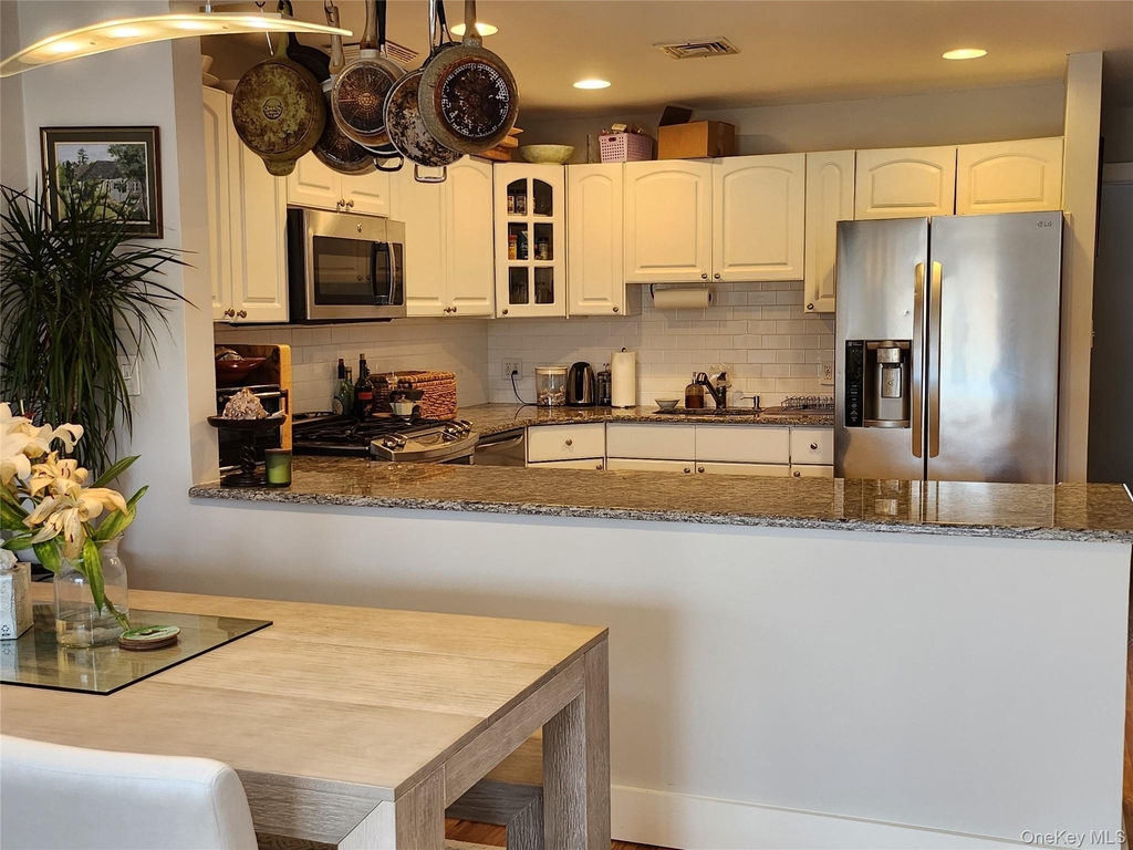 67 Pacific Boulevard - Photo 3