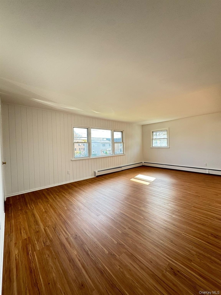 131 Roslyn Road - Photo 1