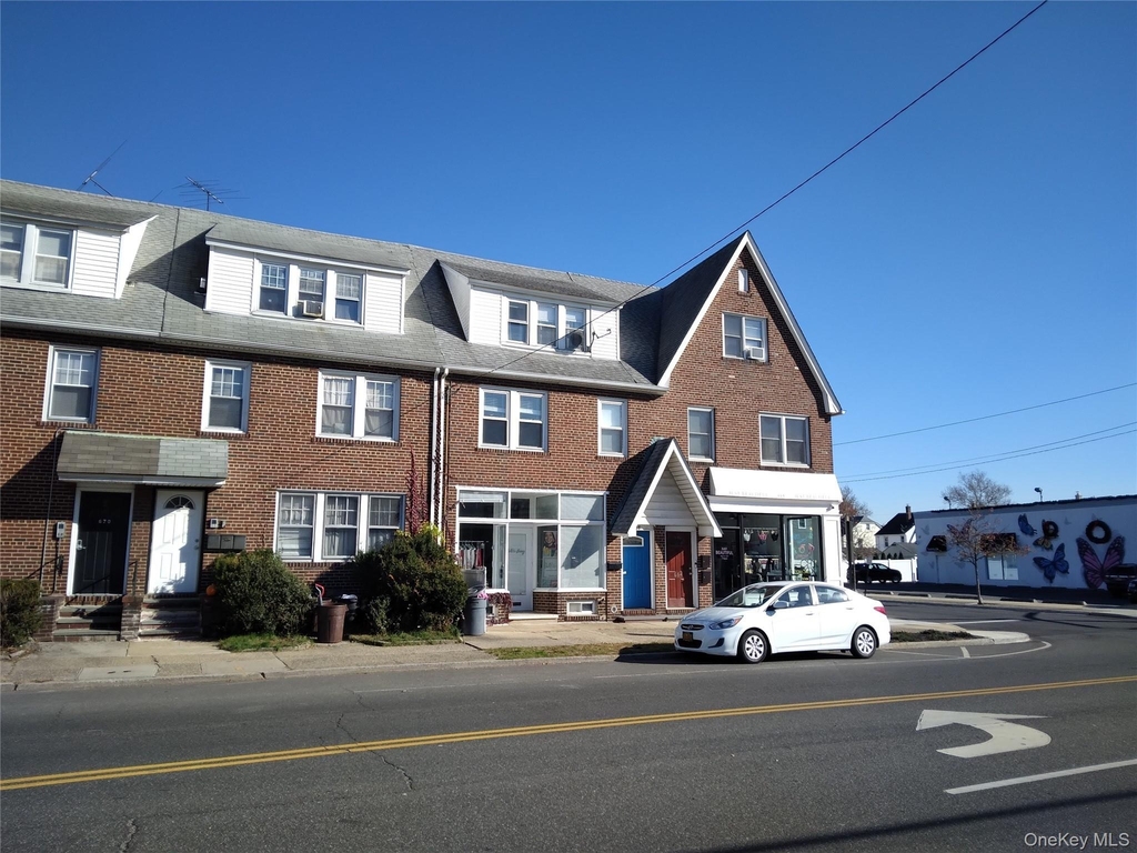 666 Willis Avenue - Photo 0