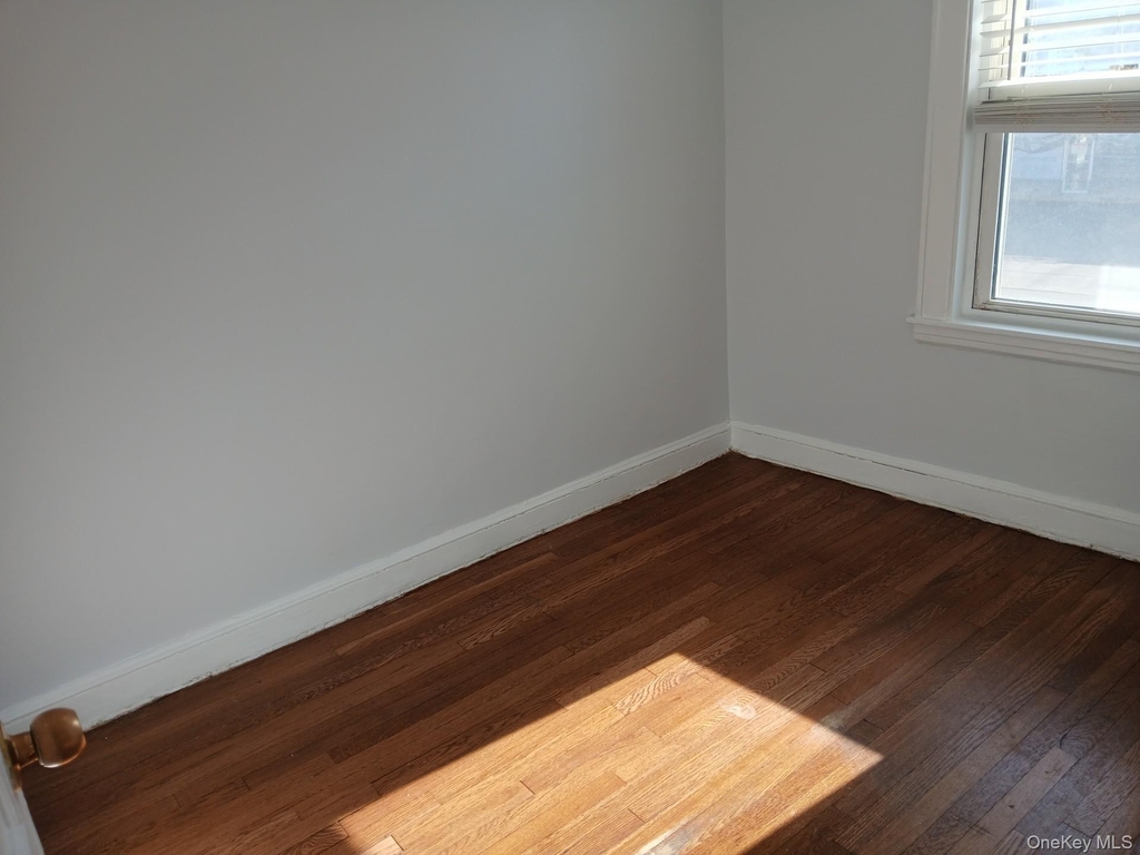 666 Willis Avenue - Photo 9