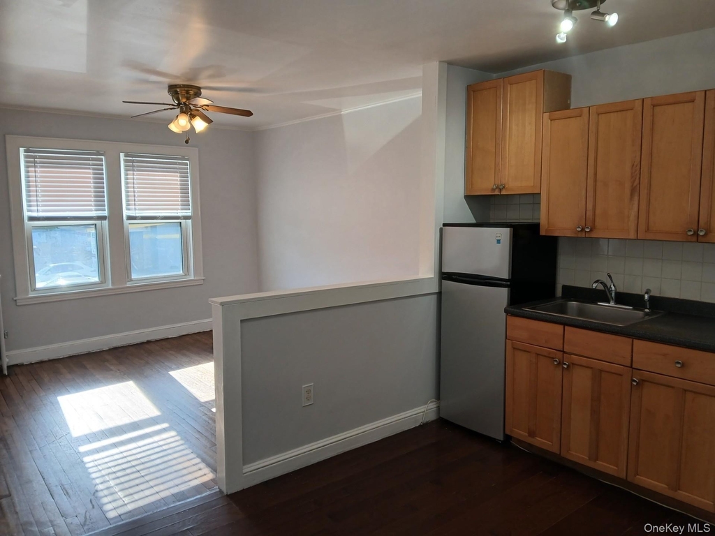 666 Willis Avenue - Photo 2
