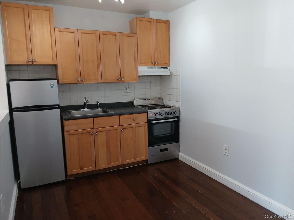 666 Willis Avenue - Photo 3