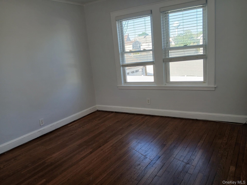 666 Willis Avenue - Photo 5