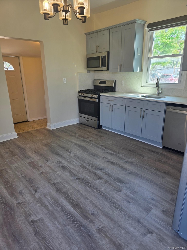 291 Uniondale Avenue - Photo 3