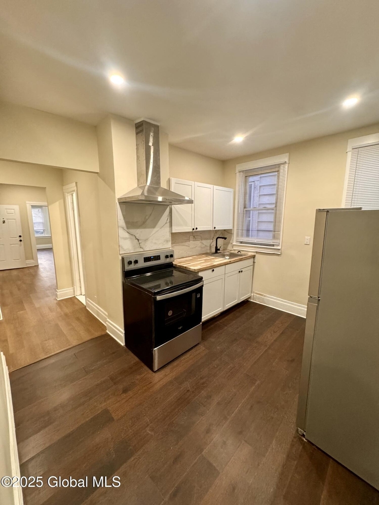 31 Bertha Street - Photo 2