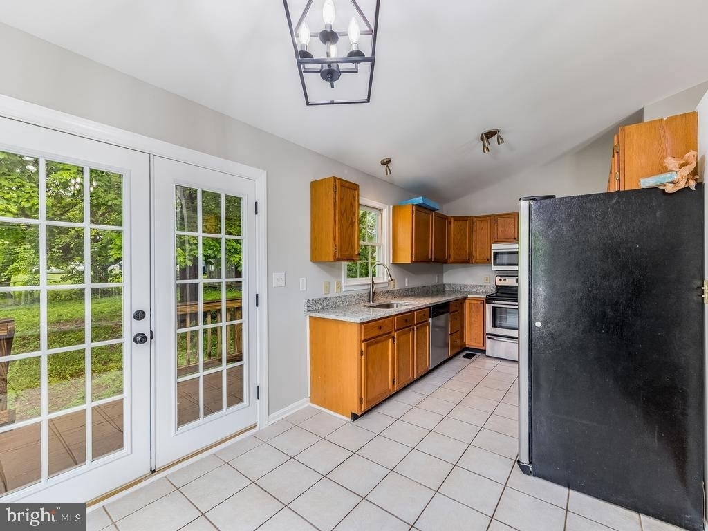 11802 Oakdale Court - Photo 2