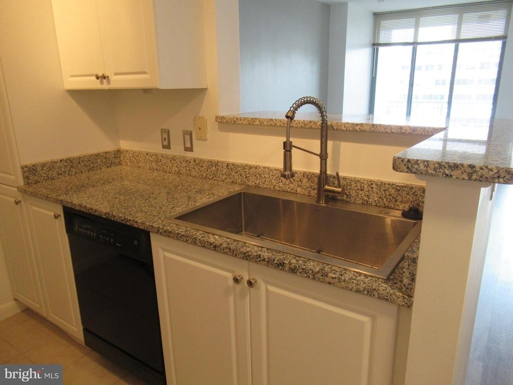 851 N Glebe Road - Photo 6