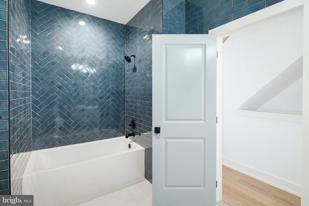 1532 Catharine Street - Photo 2