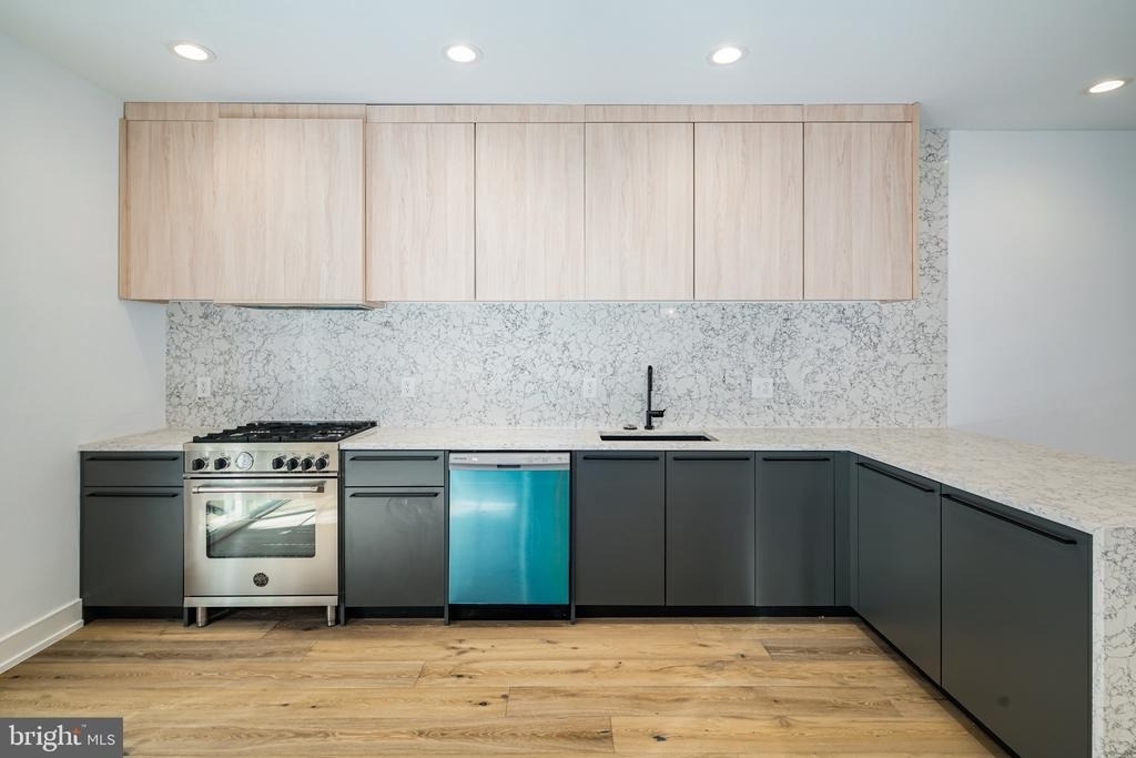 1532 Catharine Street - Photo 7