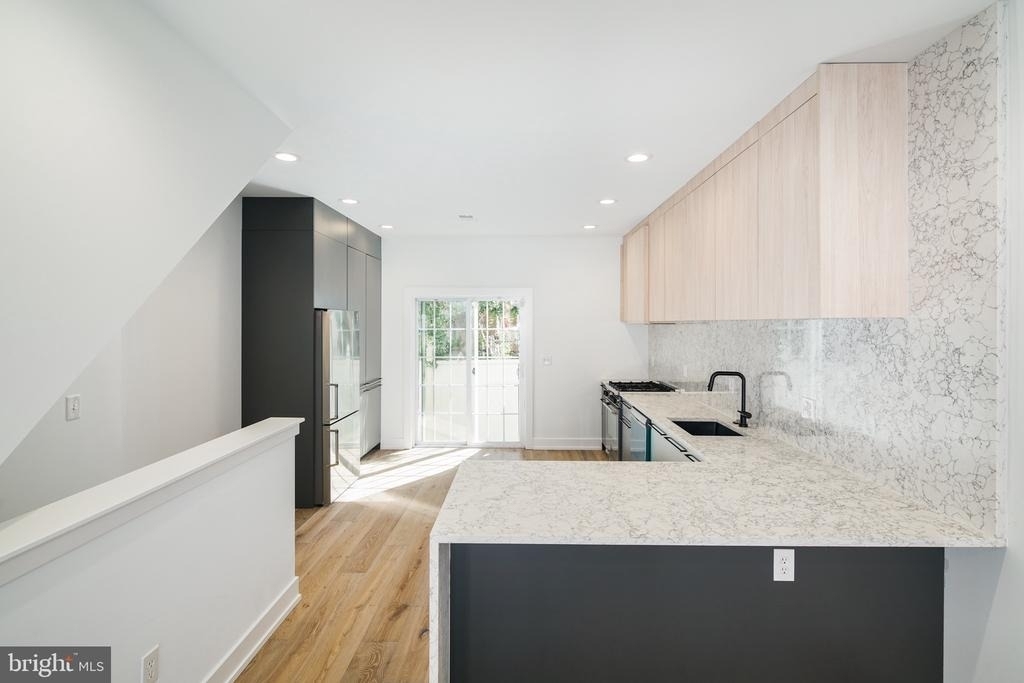 1532 Catharine Street - Photo 6