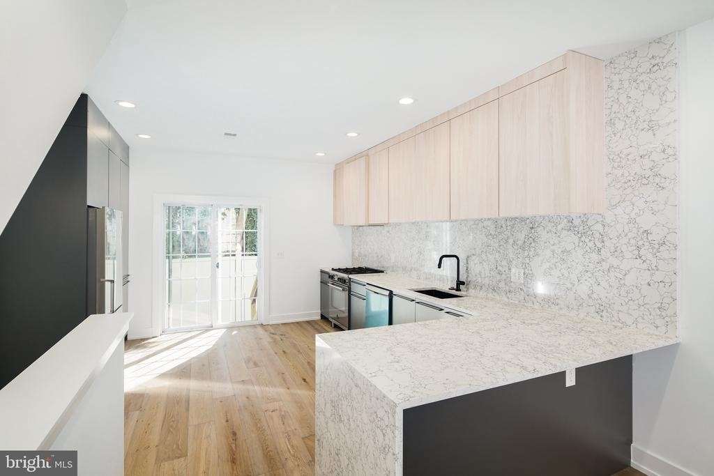 1532 Catharine Street - Photo 0