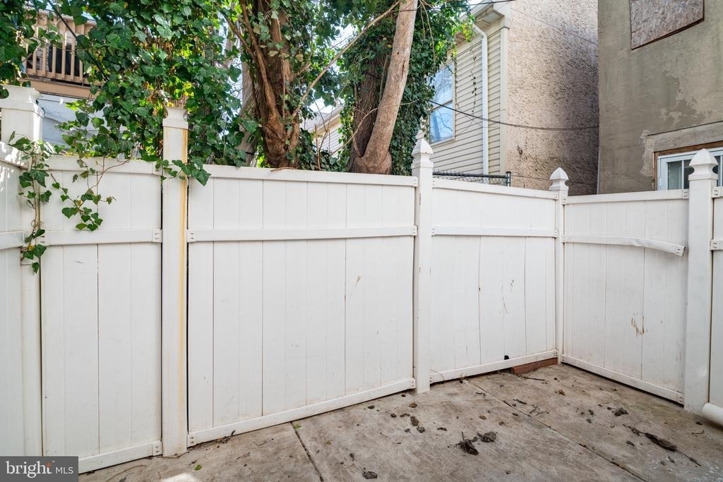 1532 Catharine Street - Photo 9
