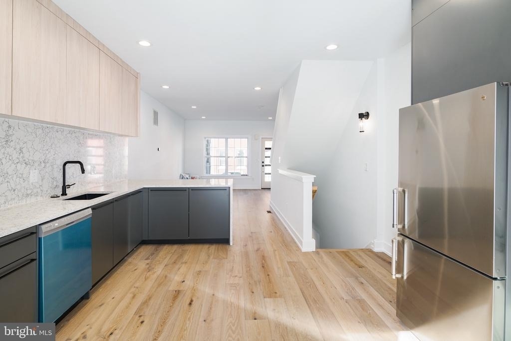 1532 Catharine Street - Photo 8