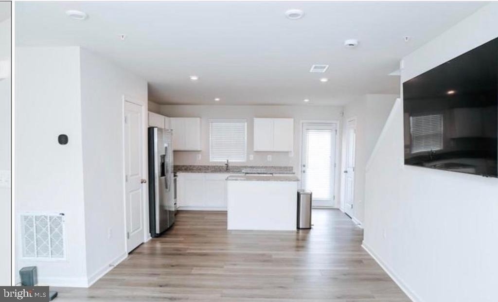 118 Charlotte Street - Photo 3
