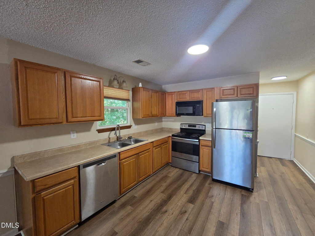 906 W Chatham Street - Photo 2