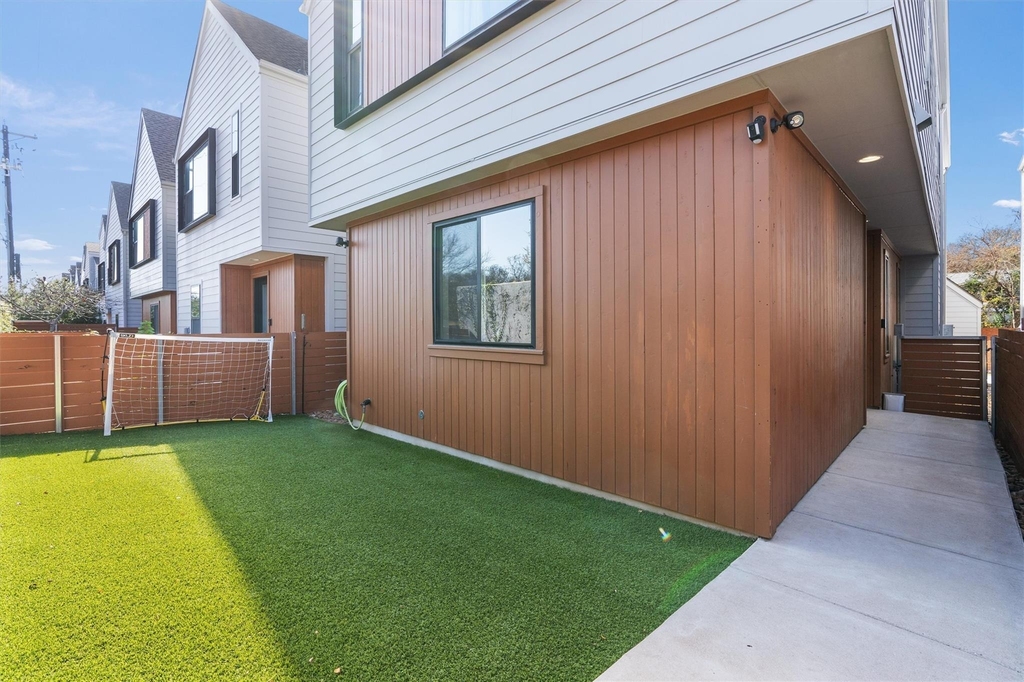 4020 Airport Blvd - Photo 20