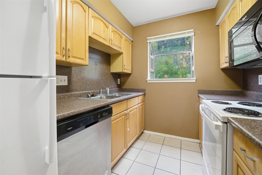 2009 W Loop - Photo 4