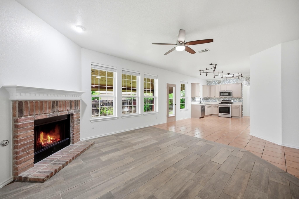1136 Beechwood Dr - Photo 0
