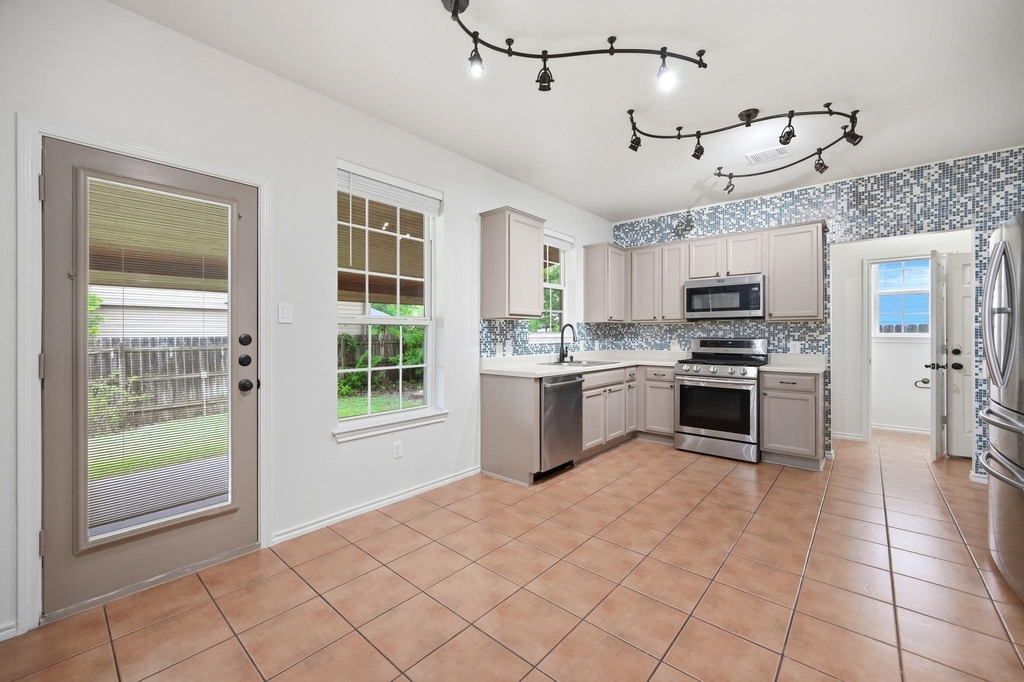 1136 Beechwood Dr - Photo 12