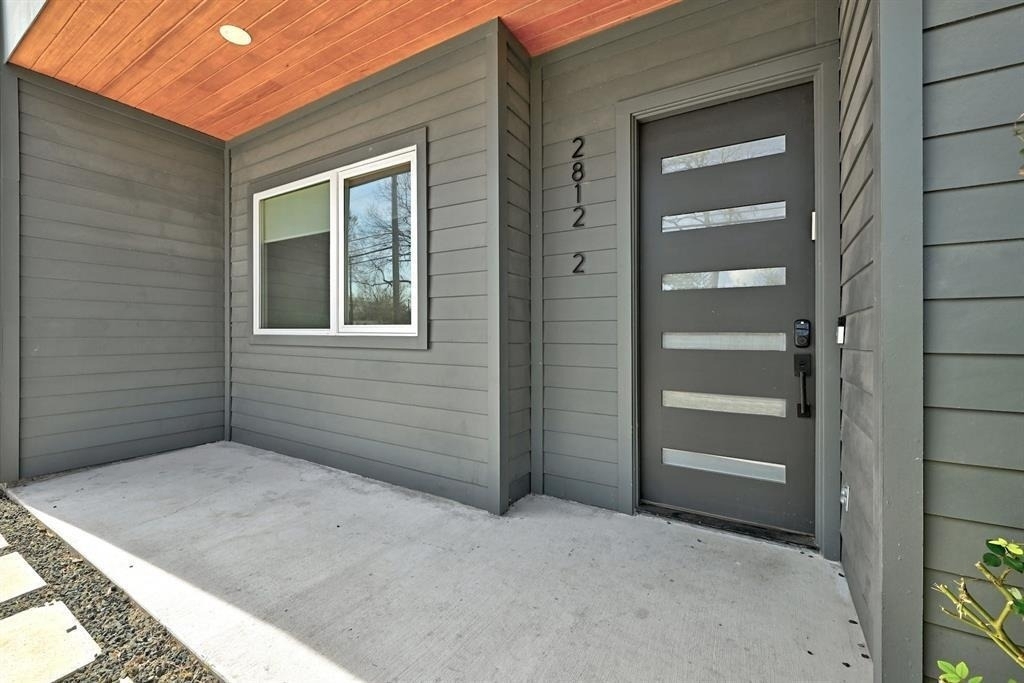 2812 E 4th St - Photo 2