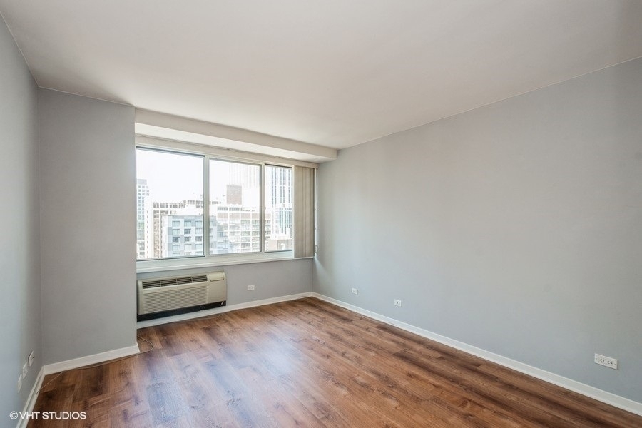 211 E Ohio Street - Photo 6