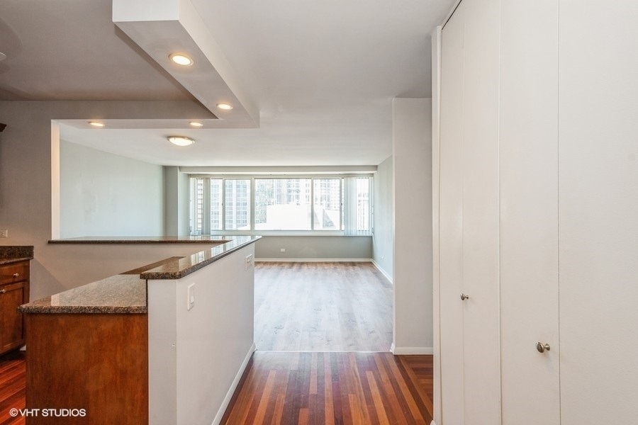 211 E Ohio Street - Photo 2