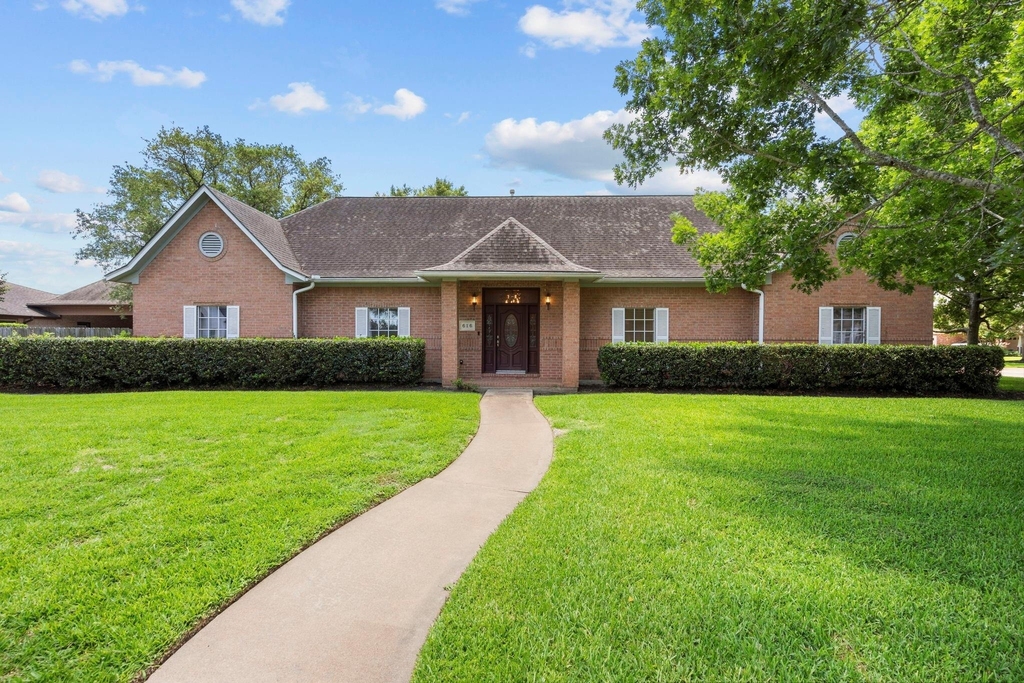 616 Westwood Circle - Photo 0