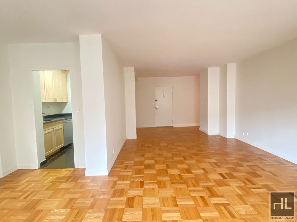 East 55 Street - Photo 3