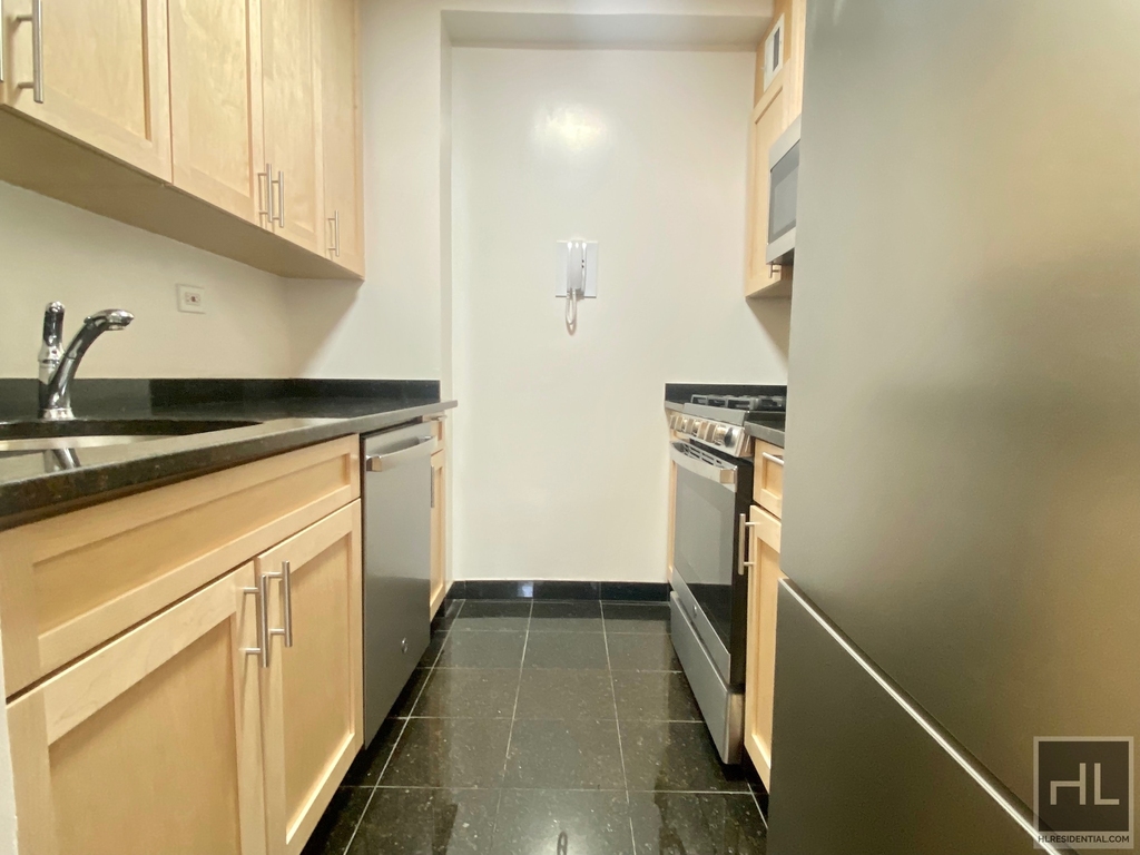 East 55 Street - Photo 1