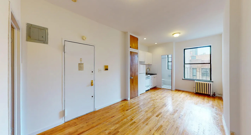 East 90th Street - Photo 0