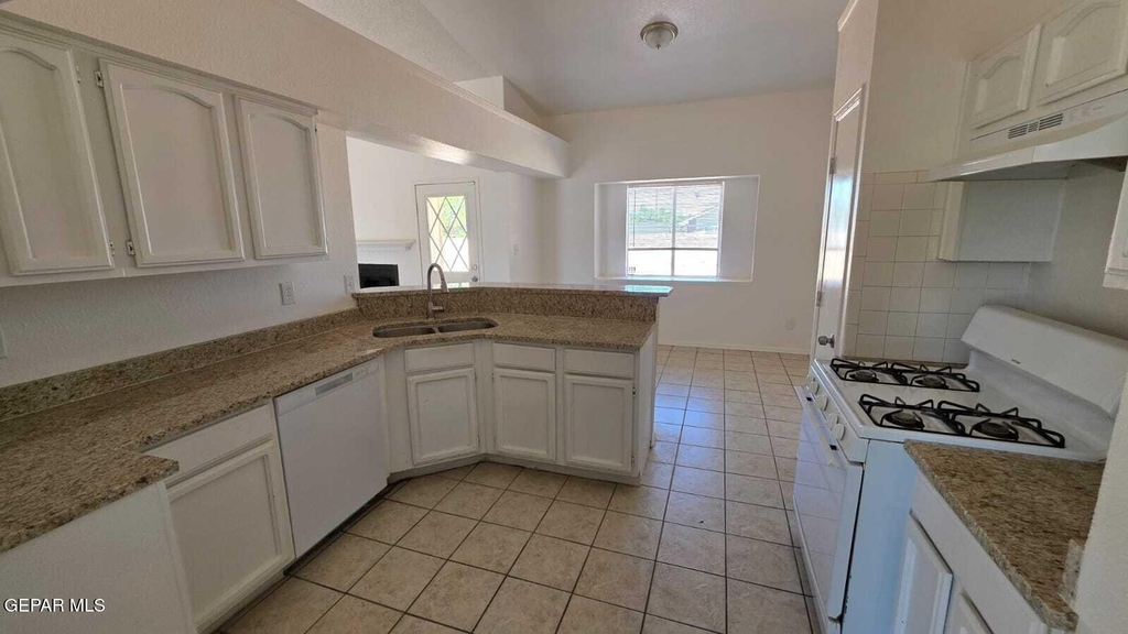 1529 Plaza Verde Drive - Photo 3