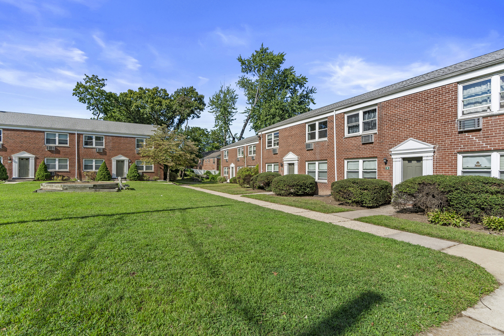28 Hamilton Court - Photo 2