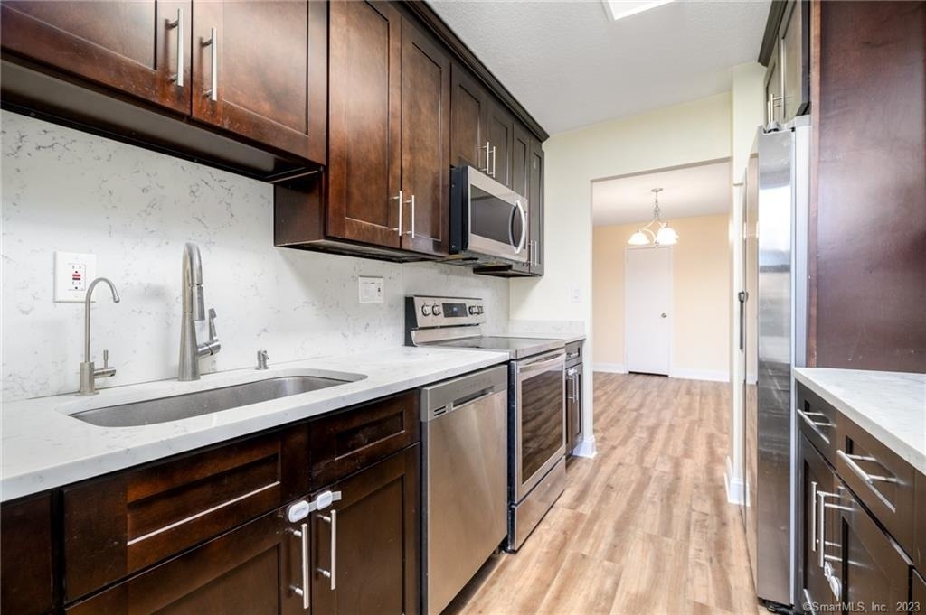 44 Strawberry Hill Avenue - Photo 5