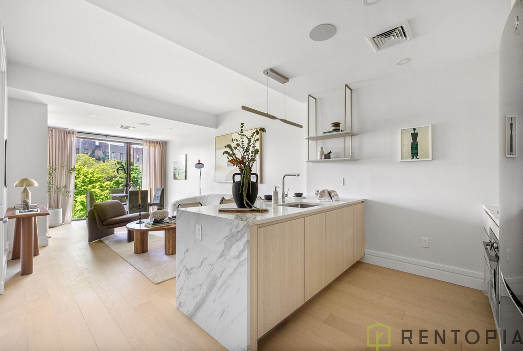 960 Franklin Avenue - Photo 2