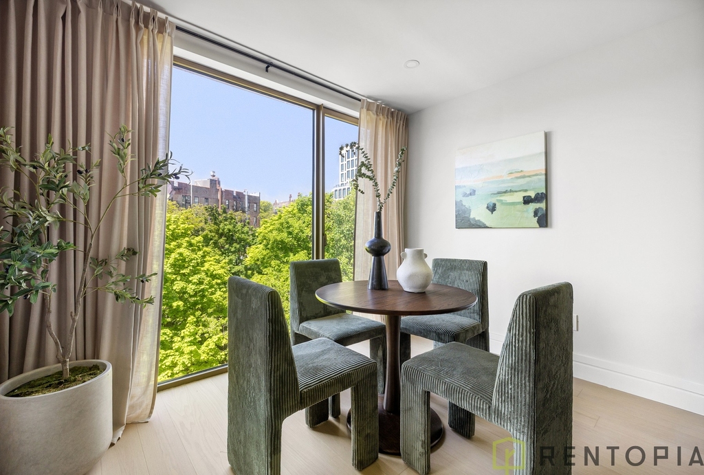 960 Franklin Avenue - Photo 6