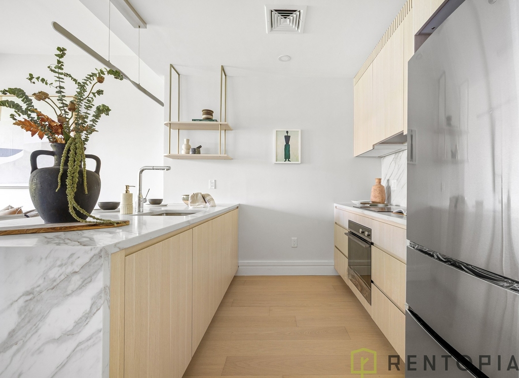 960 Franklin Avenue - Photo 4