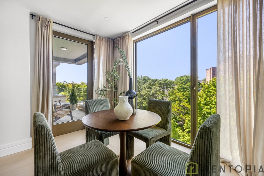 960 Franklin Avenue - Photo 1