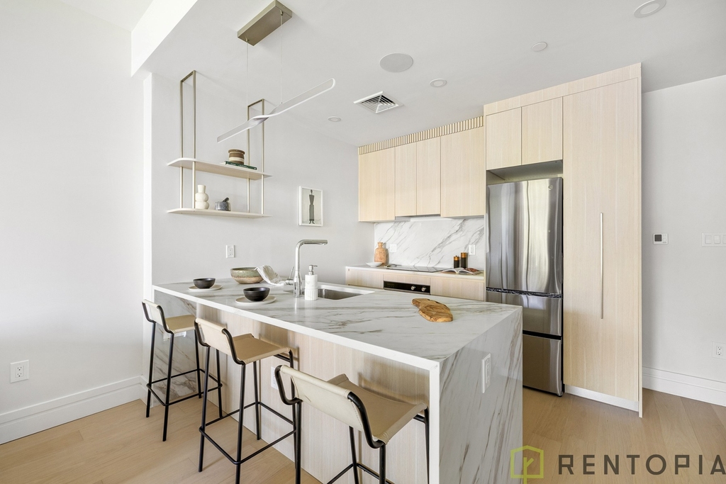 960 Franklin Avenue - Photo 3