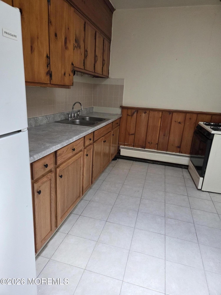 605 Broadway - Photo 2