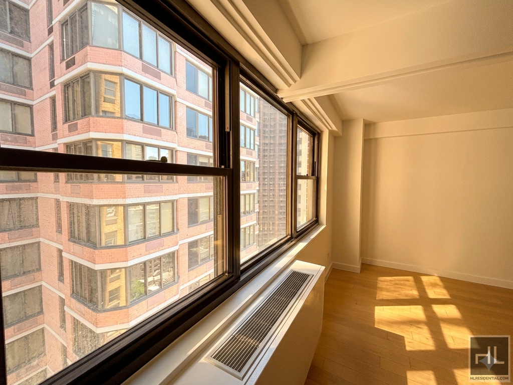 East 39th Street - Photo 0