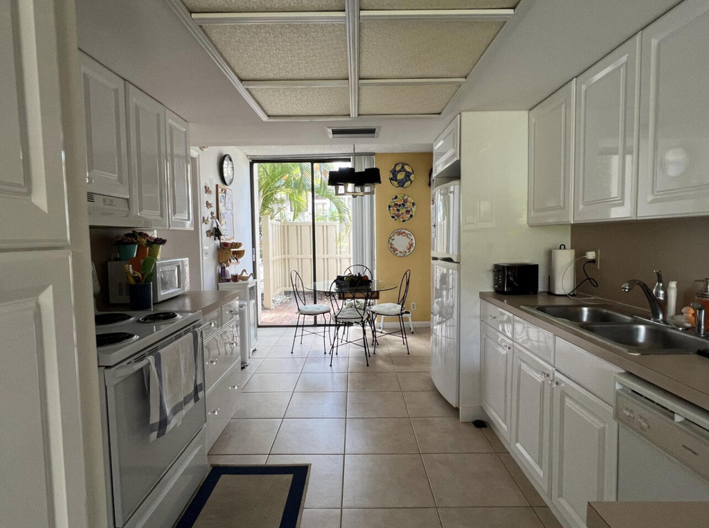 1002 Bridgewood Place - Photo 3