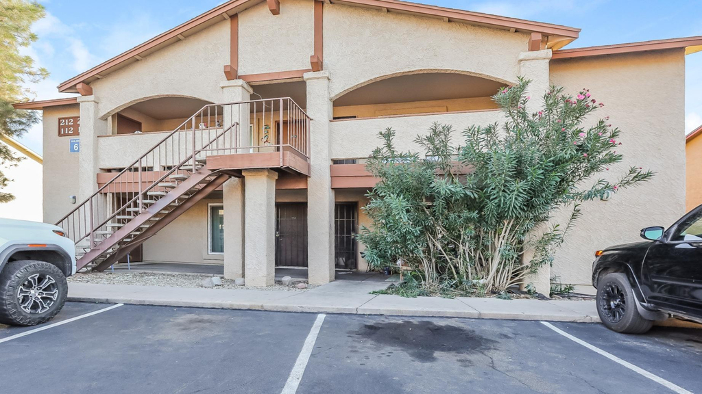 465 W Ivyglen Street - Photo 0