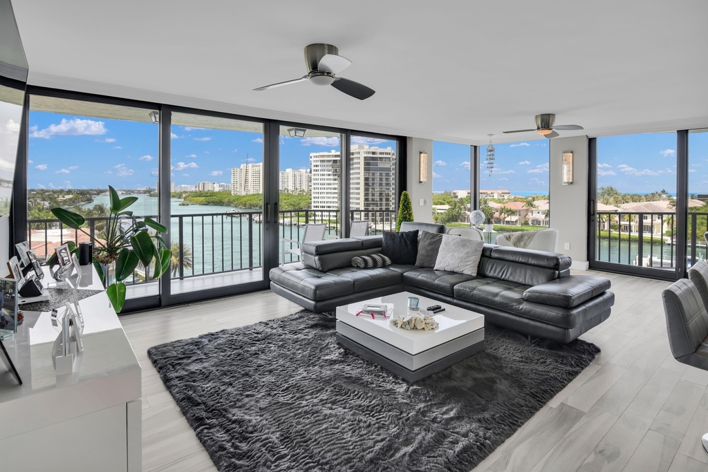 899 Jeffery Street - Photo 2