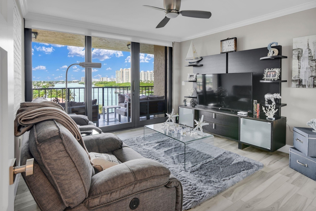 899 Jeffery Street - Photo 8