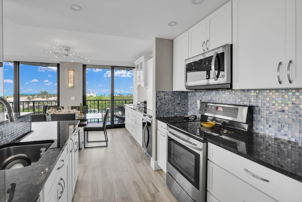 899 Jeffery Street - Photo 3