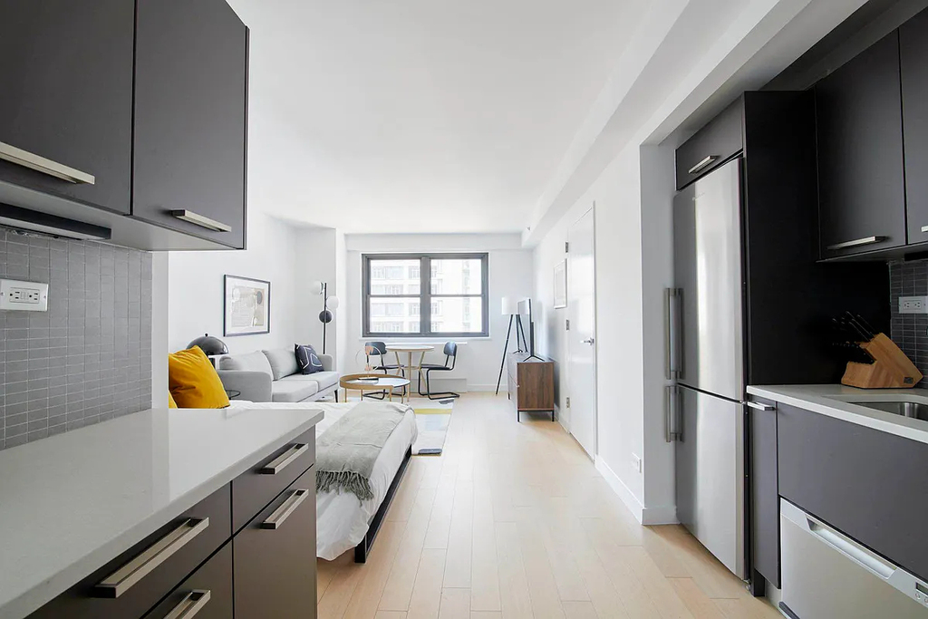 Luxury on East 87th Street - Photo 0