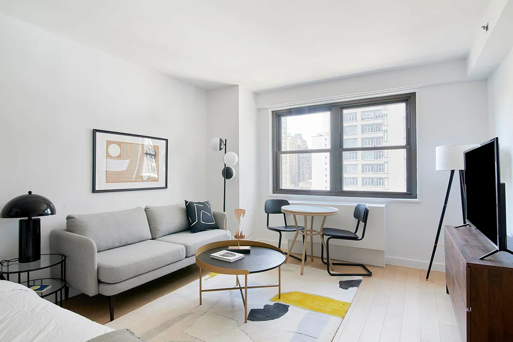 Luxury on East 87th Street - Photo 1