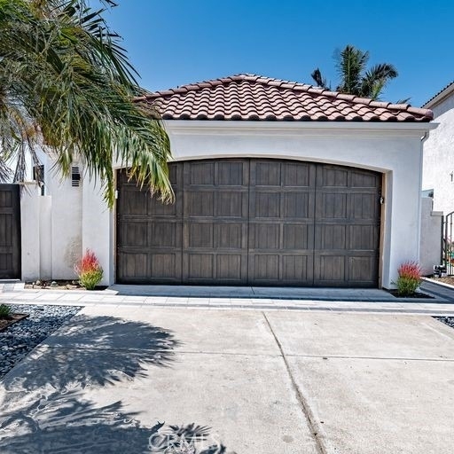 32 Dauphin - Photo 1